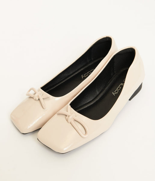 1960s Beige Bow Patent Leatherette Flats – Unique Vintage