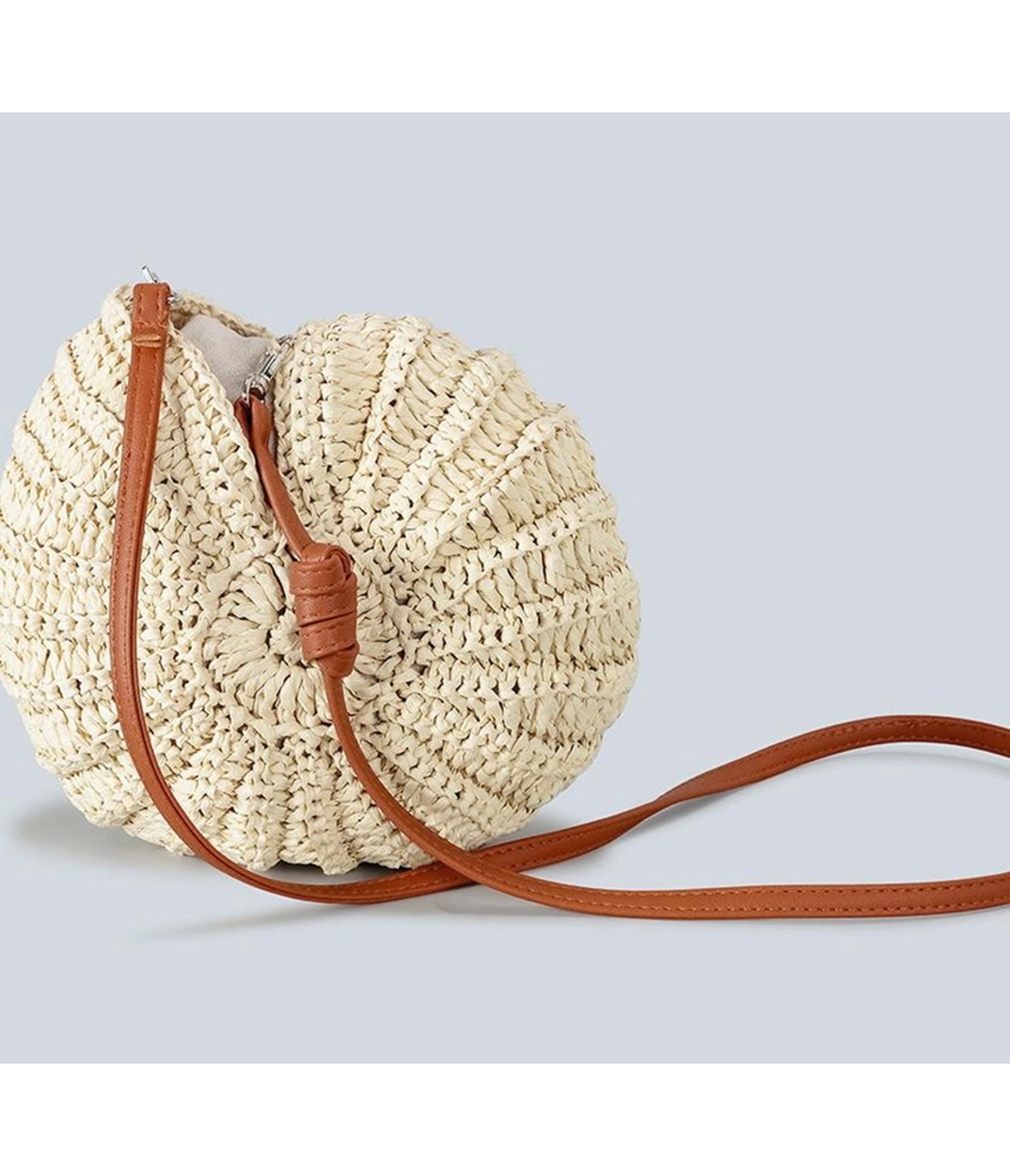Beige Conch Shell Straw Clutch