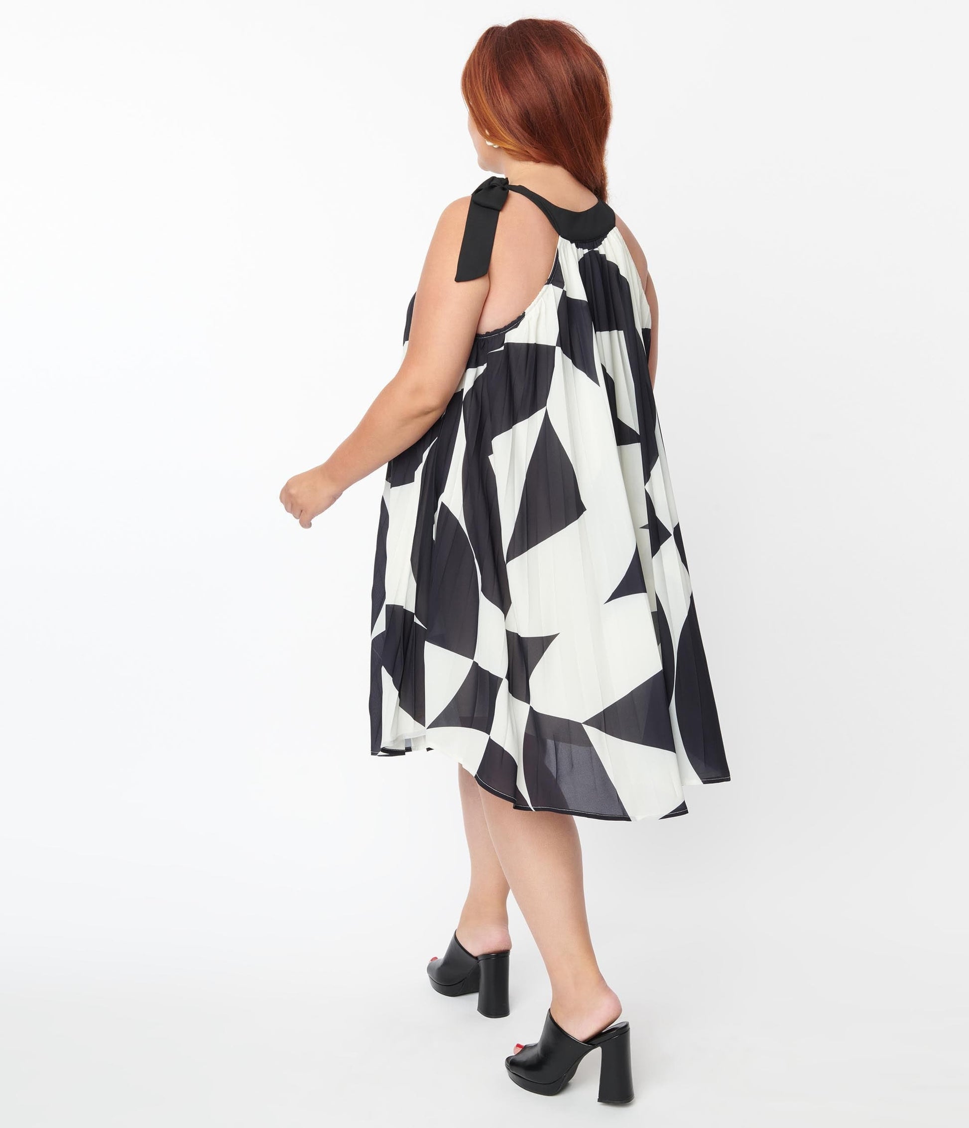Smak Parlour Plus Size Black & Cream Geometric Pleated Shift Dress