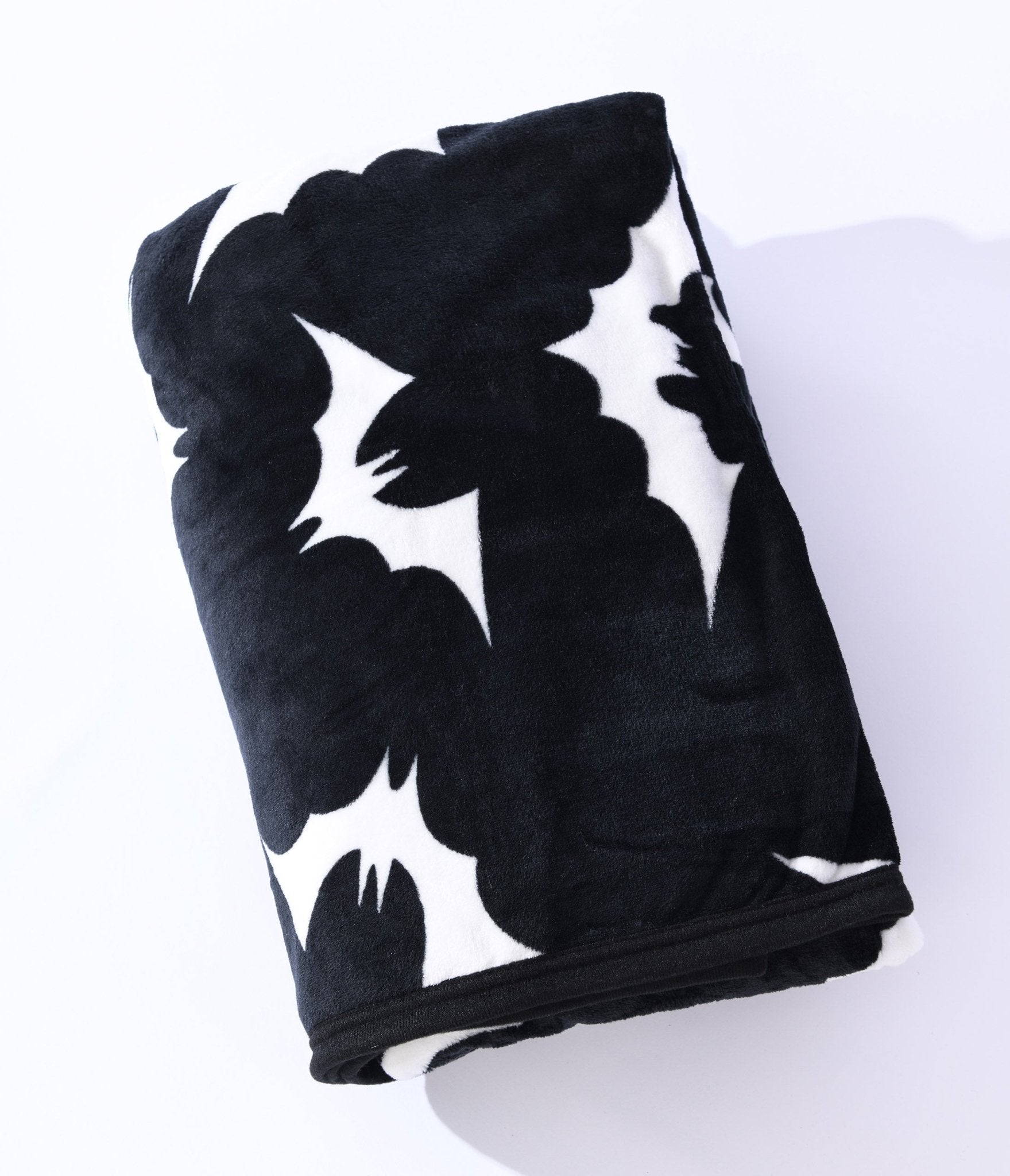 Sourpuss Black & White Bats Fleece Blanket - Unique Vintage - Womens, HALLOWEEN, ACCESSORIES