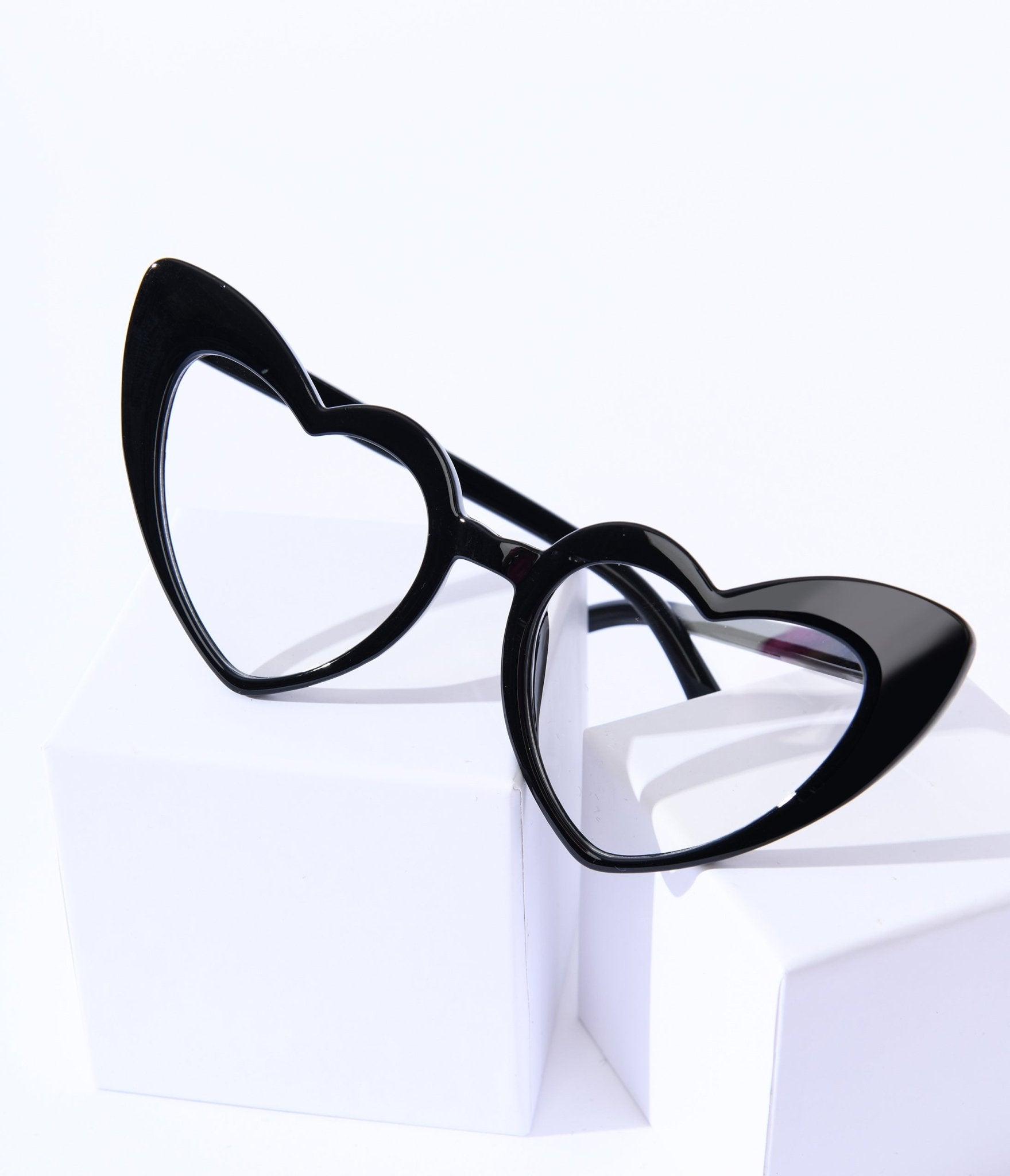 https://www.unique-vintage.com/cdn/shop/products/unique-vintage-black-heart-glasses-684683.jpg?v=1703098855&width=1946